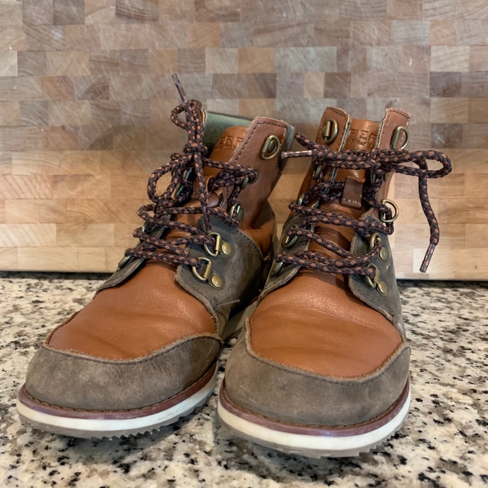 Boys Sperry lace up boot size 13.5